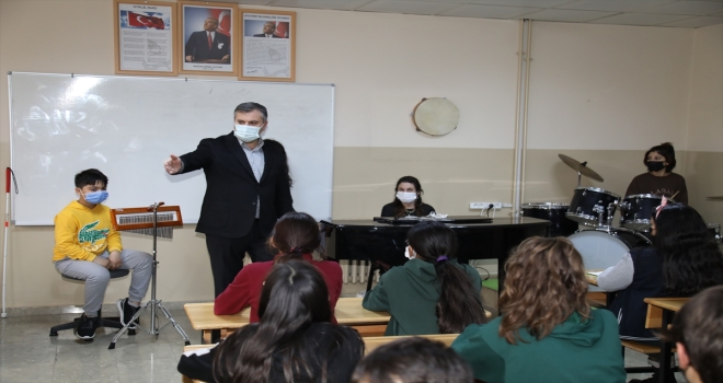 Çubuk Belediye Başkanı Demirbaş, görme engelli öğretmeni okulunda ziyaret etti