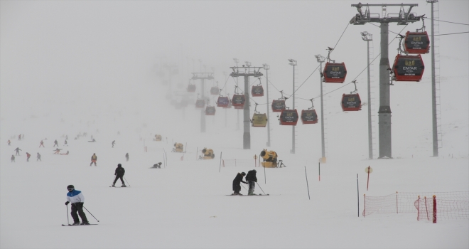 Erciyes'te pistler kayakseverlerle doldu