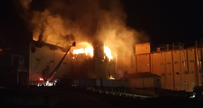 GÜNCELLEME 2 - Karaman'da bisküvi fabrikasında çıkan yangın kontrol altına alındı