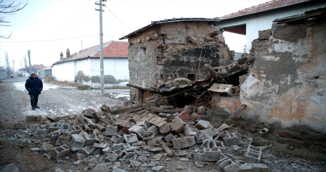 Sarıoğlan'daki depremde bazı evlerde çatlaklar oluştu
