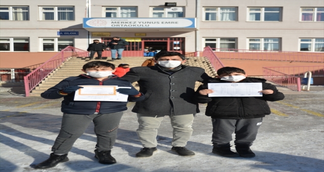 İç Anadolu'da öğrenciler karnelerini alarak yarıyıl tatiline başladı