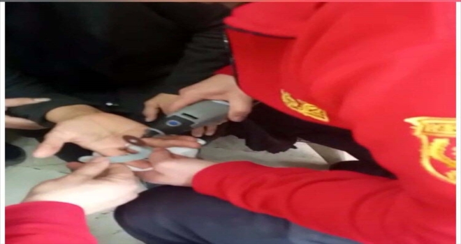 Kadının parmağına sıkışan yüzüğü itfaiye ekibi keserek çıkardı