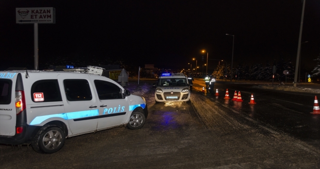 Kahramankazan çıkışında polis kar nedeniyle sürücüleri uyardı