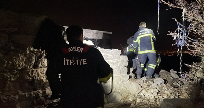 Kayseri'de 6 metrelik çukura düşen kişi kurtarıldı 