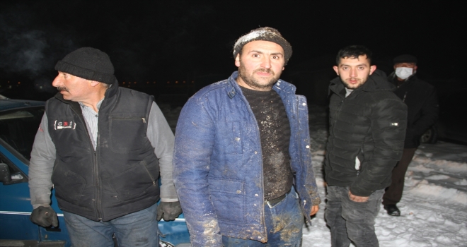 Kayseri'de kar nedeniyle çatısı çöken ahırdaki 3 inek telef oldu 