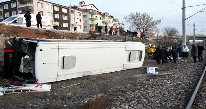 Kırıkkale'de servis midibüsünün devrildiği kazada 15 işçi yaralandı