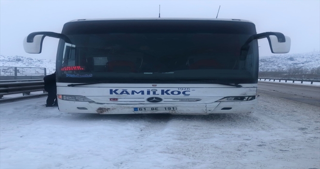 Kırıkkale'de yolcu otobüsü ile otomobilin çarpıştığı kazada 1 kişi öldü
