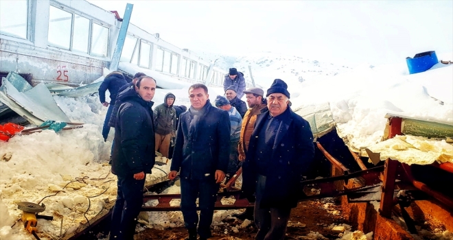 Kırşehir'de kardan çatıları çöken ahırlardaki 3 hayvan telef oldu