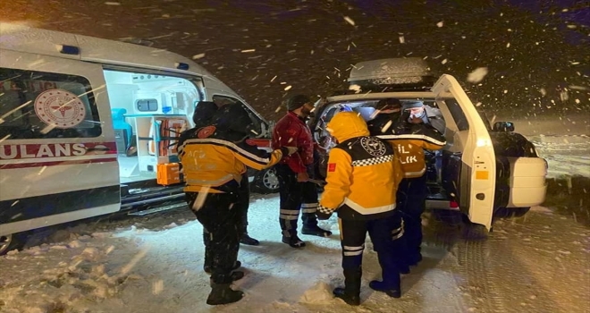 Kırşehir'de sağlık ekibi hastaya oksijen tüpünü omzunda taşıyarak ulaştırdı