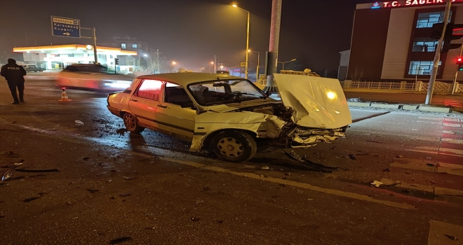 Konya'da 2 otomobilin çarpıştığı kazada 4 kişi yaralandı