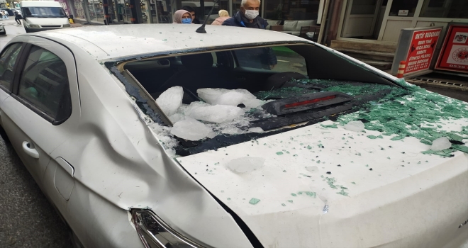 Konya'da çatıdan düşen buzlar park halindeki otomobile zarar verdi