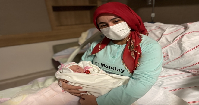 Konya'da yılın ilk bebeği 8 yıldır çocuk bekleyen anneye çifte mutluluk yaşattı