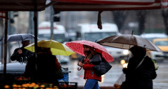 Kurak bir yıl geçiren Konya'da karla karışık yağmur sevinçle karşılandı