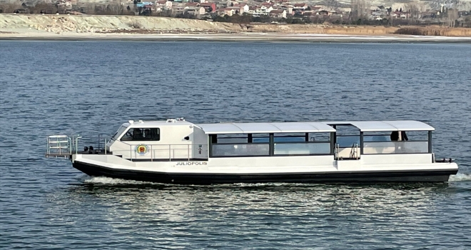 Nallıhan Belediyesinin gezi teknesini Sarıyar Barajı gölüne indirildi