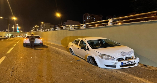 Nevşehir'de köprü girişinde 3 araç çarpıştı