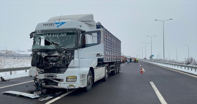Niğde'de tır ile minibüsün çarpıştığı kazada 3 kişi öldü
