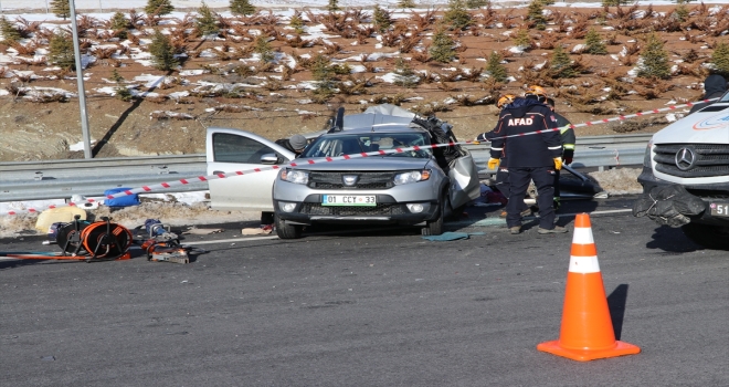 Niğde'de tırın çarptığı otomobildeki anne ile kızı öldü