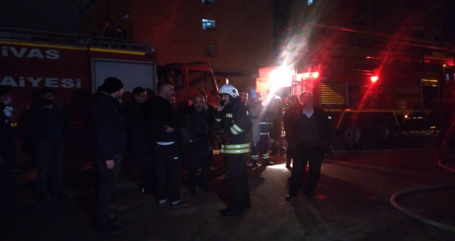 Sivas'ta apartman dairesinde çıkan yangın hasara yol açtı 