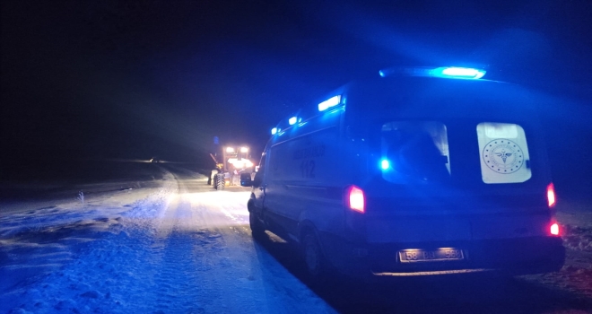 Sivas'ta ekipler, kar nedeniyle yolu kapanan köydeki hasta için seferber oldu