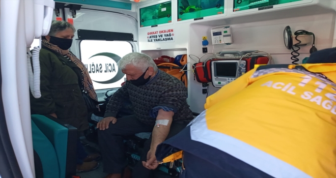 Sivas'ta ekipler, yolları kapanan köylerdeki hastalar için seferber oldu