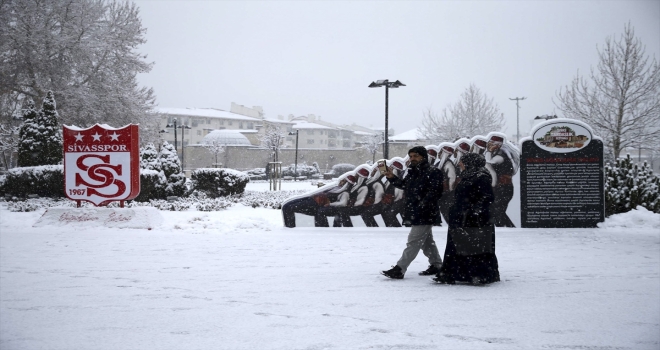 Sivas'ta kar nedeniyle 68 köy yolu ulaşıma kapandı