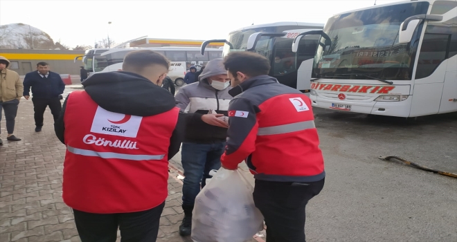 Sivas'ta tipinin geçmesini bekleyen yolculara Türk Kızılayından kumanya ve yemek
