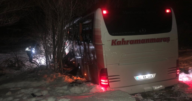 Sivas'ta yolcu otobüsü ile kamyonetin çarpıştığı kazada 2 kişi öldü, 19 kişi yaralandı