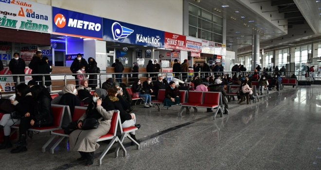 Sivas'ta yolcu otobüsü seferlerine kar ve tipi engeli