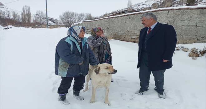 Ulaş'ta ihtiyaç sahibi ailenin kömürlerini köye belediye ekipleri taşıdı