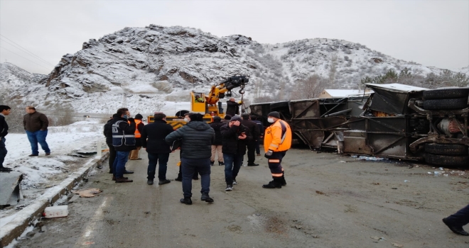 Yolcu otobüsü kaza yapan tıra çarpıp devrildi, 15 kişi yaralandı