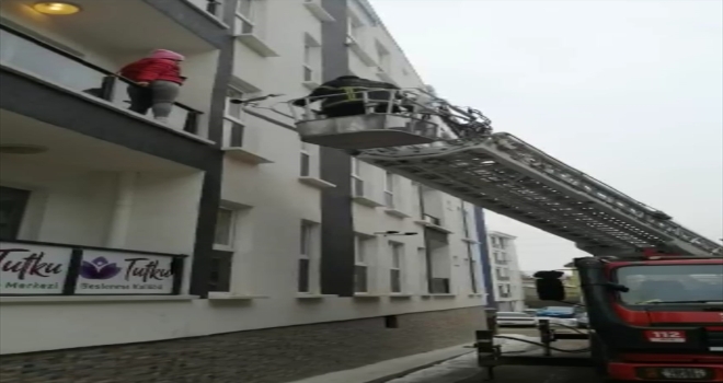 Aksaray'da sevgilisi tarafından eve kilitlendiği ihbarında bulunan kadını itfaiye kurtardı