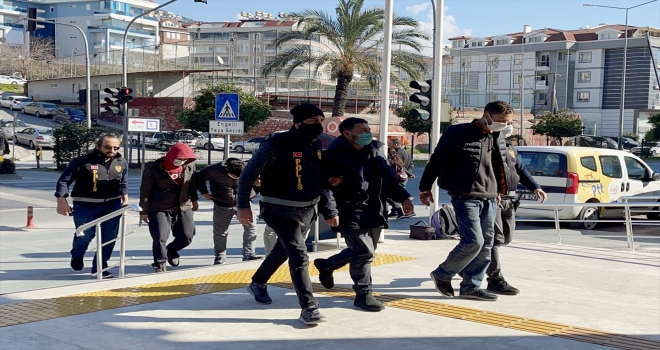 Alanya'da hırsızlık şüphelisi 4 kişi tutuklandı