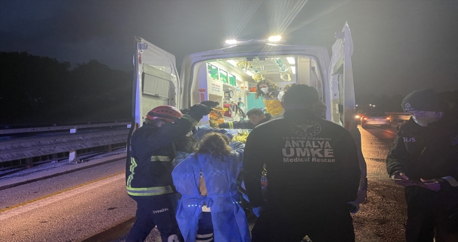 Antalya'da bariyerlere çarpan otomobildeki bir kişi öldü, iki kişi yaralandı
