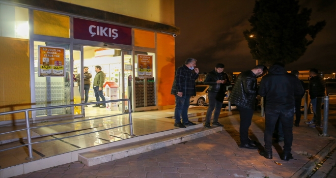 Antalya'da bir marketten silah tehdidiyle gasp iddiası
