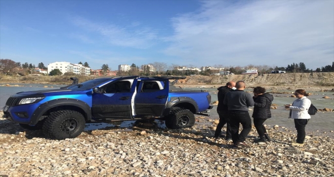 Antalya'da derede sürüklenen otomobildeki 4 kişi kurtarıldı