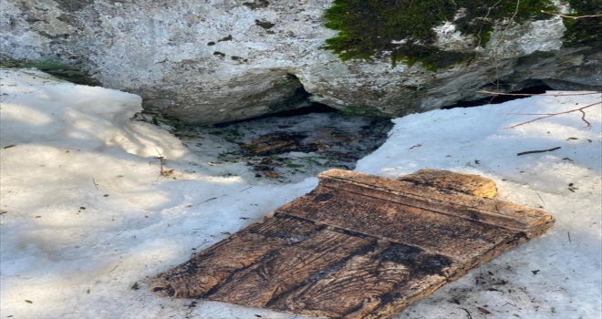 Antalya'da ormanlık alana gizlenmiş tarihi mezar taşı bulundu