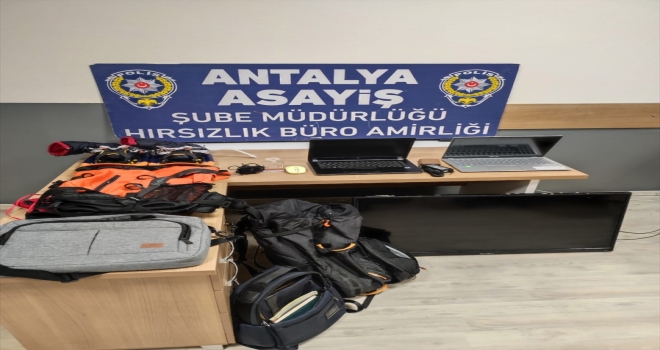 Antalya'da otomobil camlarını kırarak hırsızlık yapan 3 zanlı yakalandı