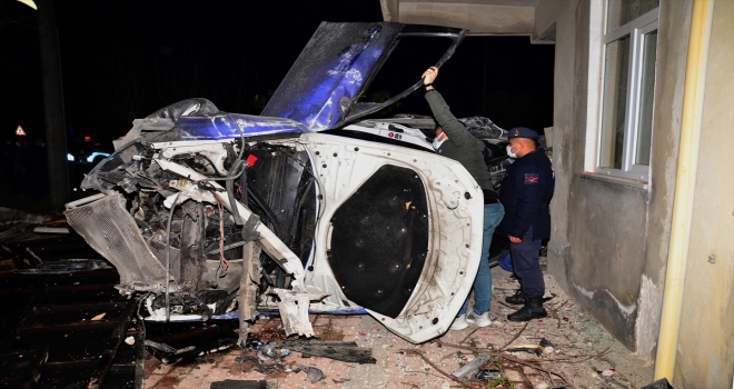 Antalya'da otomobil, römorka ve evin duvarına çarptı 3 kişi yaralandı