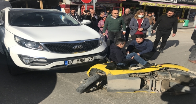 Antalya'da otomobille çarpışan motosikletin sürücüsü yaralandı