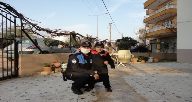 Antalya'da polisten korkan çocuğa üniforma hediye edildi