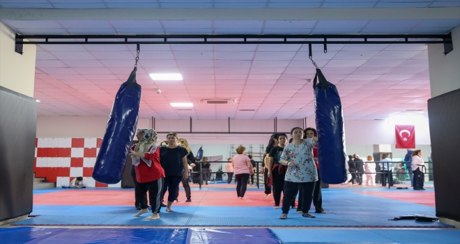 Antalya'da savunma sporu öğrenen ev hanımları şiddete karşı daha güçlü