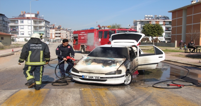 Antalya'da seyir halindeki otomobil yandı