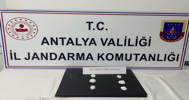 Antalya'da uyuşturucu bulunan araçtaki 3 zanlı gözaltına alındı