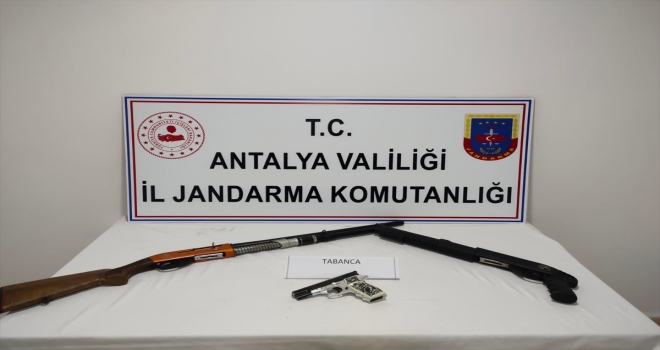 Antalya'da yasa dışı silah ticareti operasyonunda 2 şüpheli yakalandı