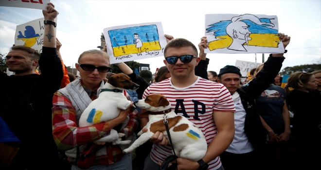 Antalya'da yaşayan Ukraynalılar Rusya'nın saldırısını protesto etti