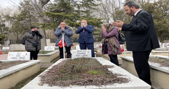 Dedelerinin kabrinin Konya Şehitliği'nde olduğunu öğrenen torunlardan hüzünlü ziyaret 