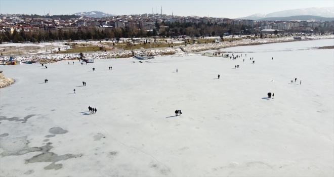 Donan Beyşehir Gölü'nün buzla kaplı yüzeyinde yürüyenlere 