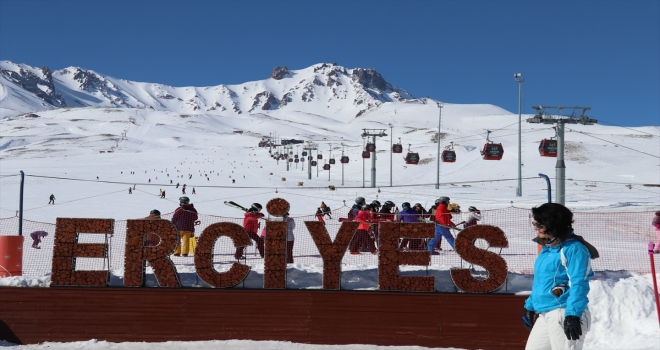 Erciyes Kayak Merkezi iki ayda 1 milyon 300 bin ziyaretçi ağırladı