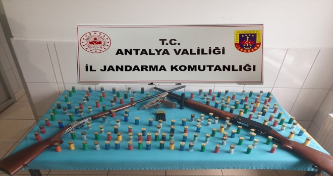 Evinde ruhsatsız silahlar bulunan kişi gözaltına alındı