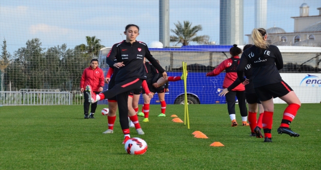 Genç kadın milli futbol takımları Antalya'da kampa girdi